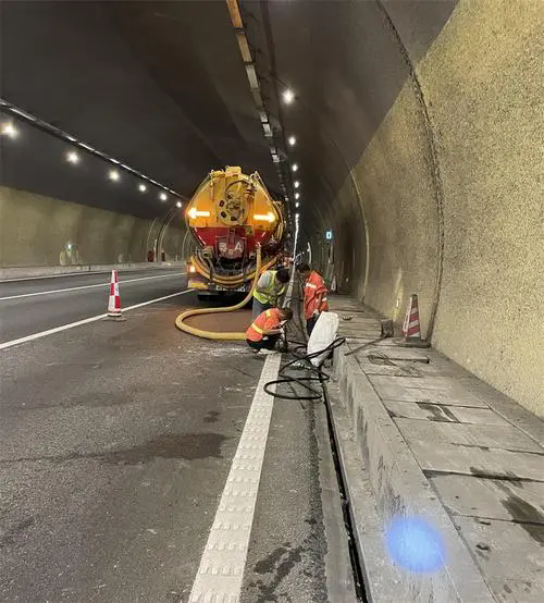 汕头隧道排水渠清淤